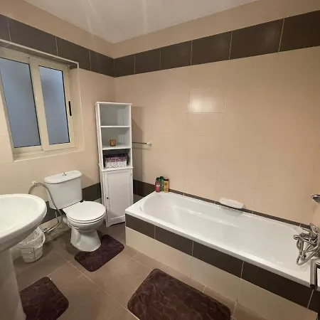 Modern & Spacious 3 Bedroom Maisonette - Normandy Pembroke