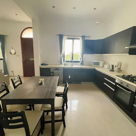 Modern & Spacious 3 Bedroom Maisonette - Normandy Pembroke Apartment *