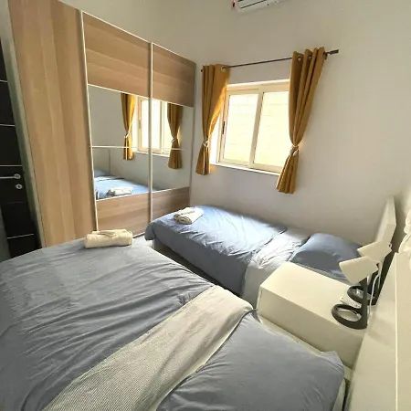 Apartment Modern & Spacious 3 Bedroom Maisonette - Normandy Pembroke *