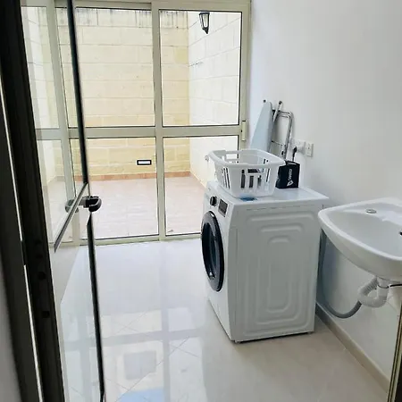 Modern & Spacious 3 Bedroom Maisonette - Normandy Pembroke * Pembroke
