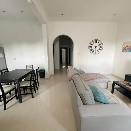Modern & Spacious 3 Bedroom Maisonette - Normandy Pembroke
