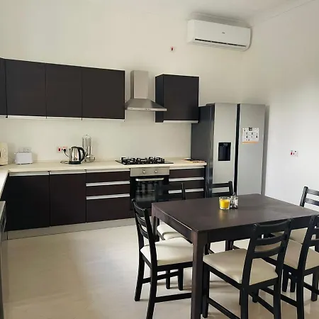 Modern & Spacious 3 Bedroom Maisonette - Normandy Pembroke Apartment